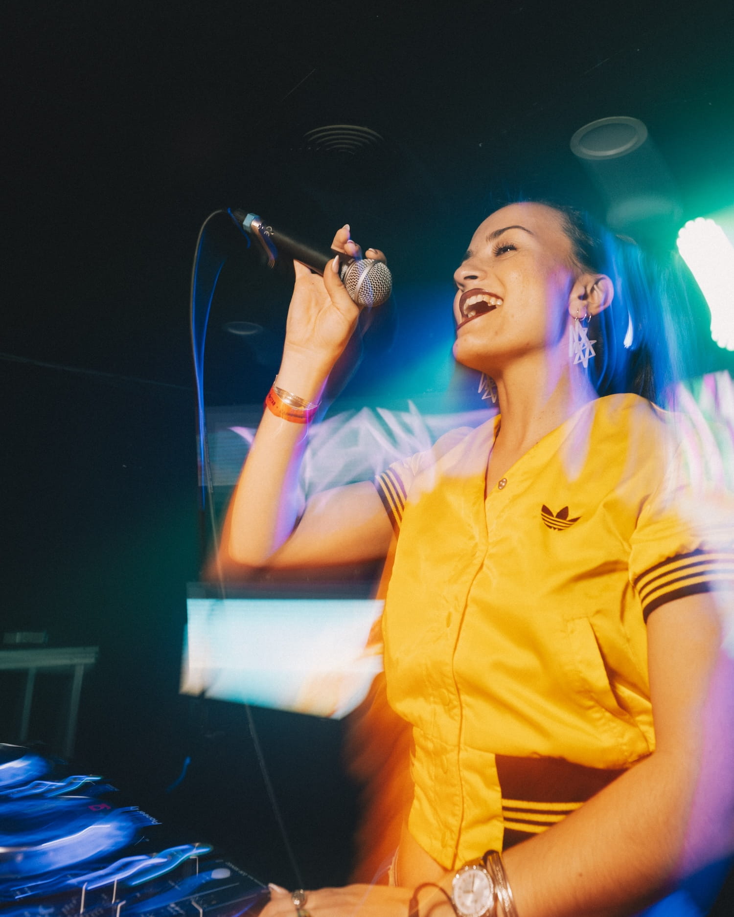 Smilax 22 chica cantando